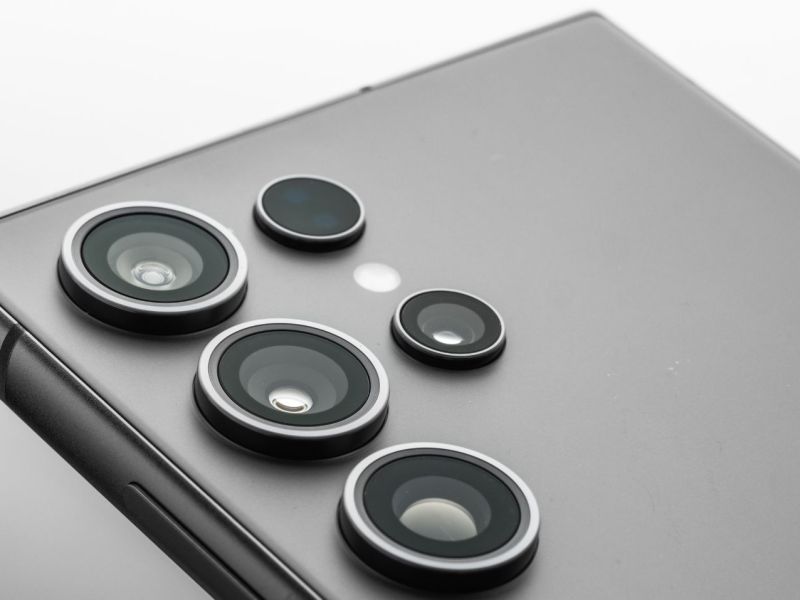 Rückseite eines Samsung Galaxy S25.