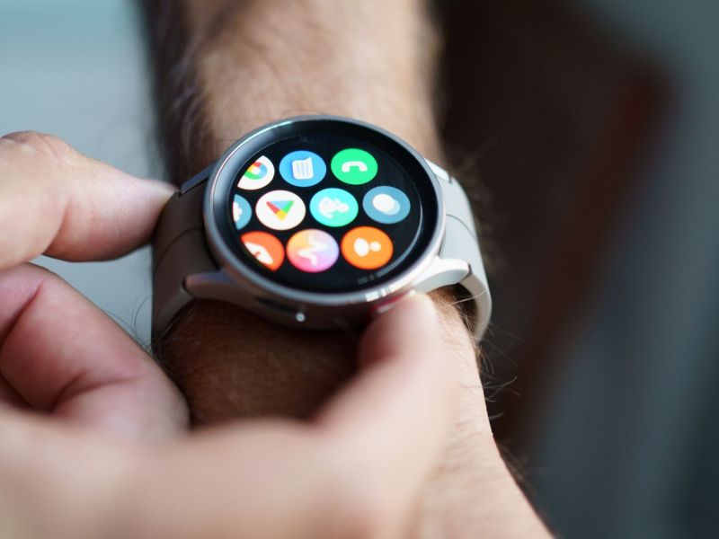 Person bedient Samsung Galaxy Watch am Handgelenk.
