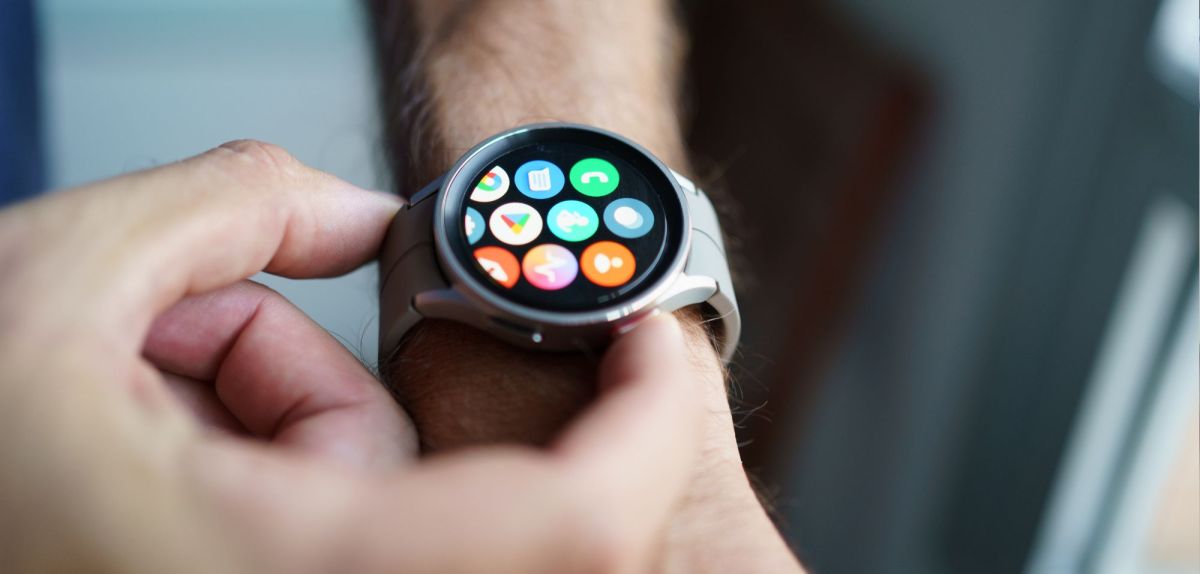 Person bedient Samsung Galaxy Watch am Handgelenk.