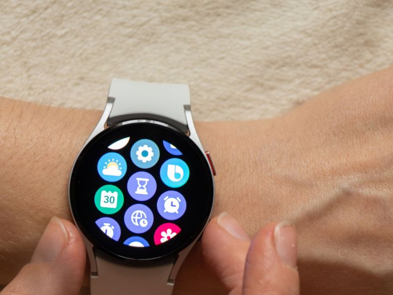 Samsung Galaxy Watch4 am Handgelenk einer Person