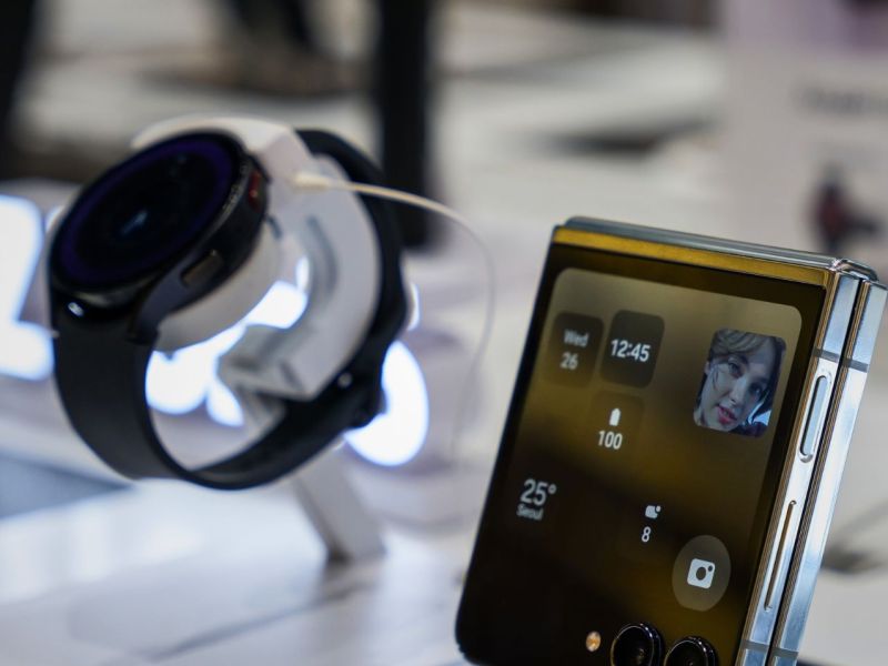 Samsung Galaxy Watch liegt in einer Auslage neben einem Samsung-Handy
