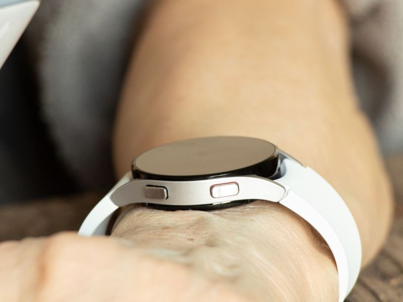 Person trägt eine Samsung Galaxy Watch am Handgelenk. (Symbolbild)