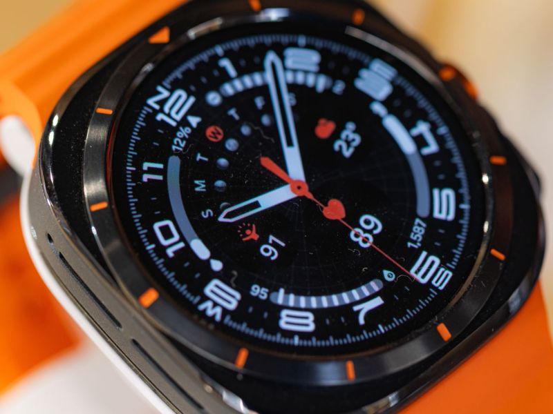 Nahaufnahme einer Samsung Galaxy Watch.