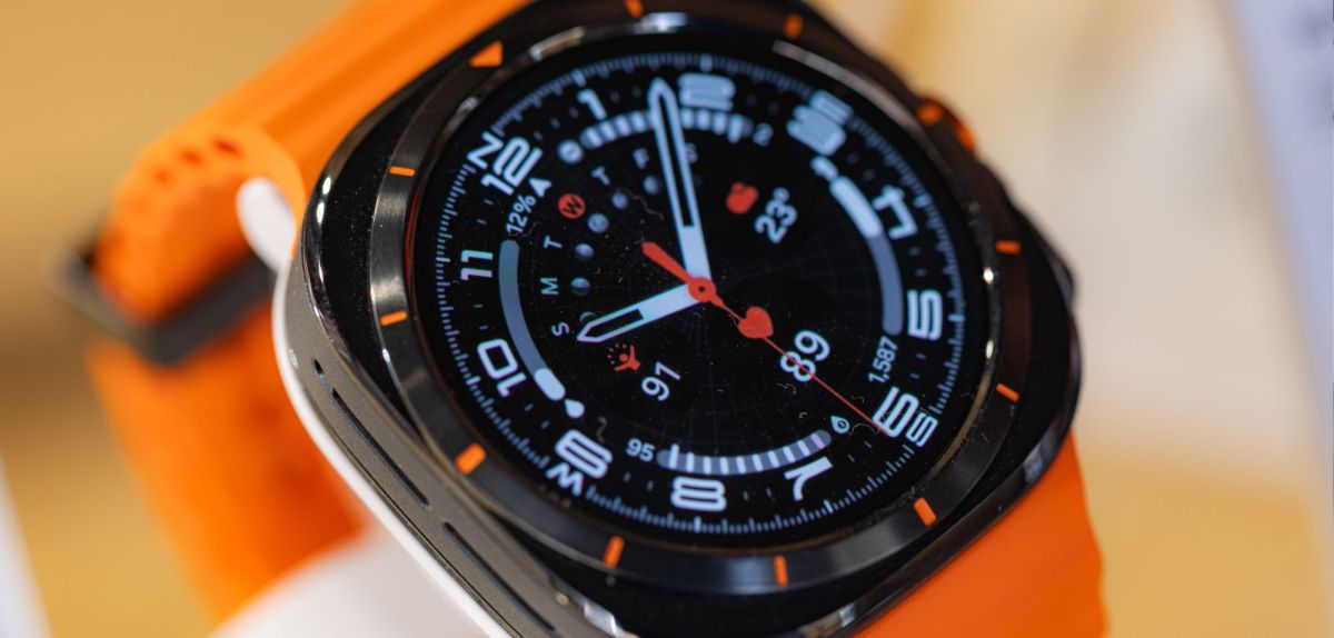 Nahaufnahme einer Samsung Galaxy Watch.