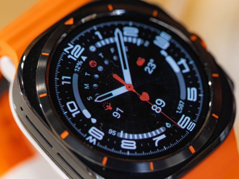 Samsung Galaxy Watch mit orangefarbenem Armband.
