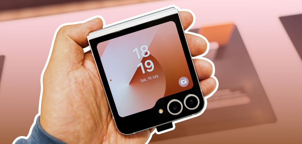 Person hält ein Samsung Galaxy Z Flip6.