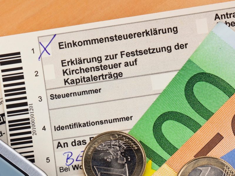 Bogen für die Steuererklärung und Geldscheine