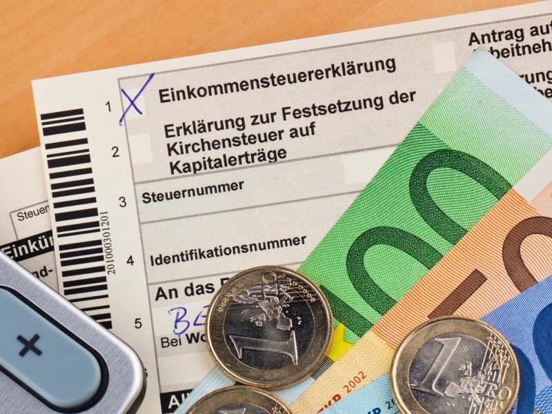 Bogen für die Steuererklärung und Geldscheine