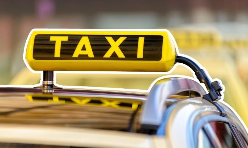 Taxi-Schild auf einem Auto