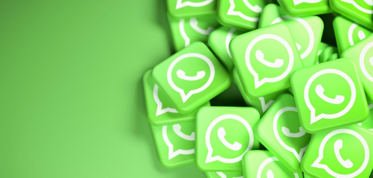 WhatsApp-Symbole in mehreren grünen Kacheln.