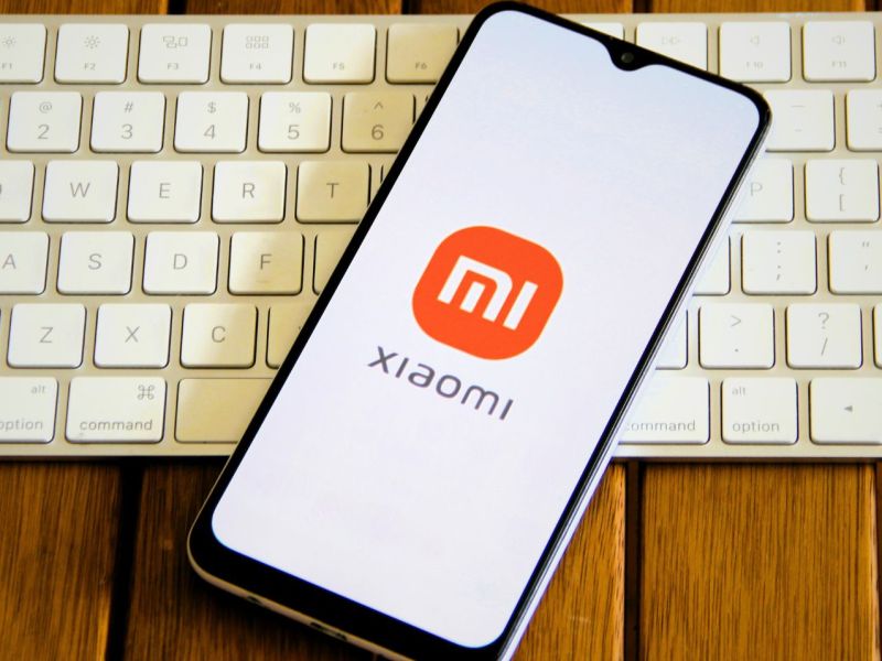 Xiaomi-Handy auf Tastatur