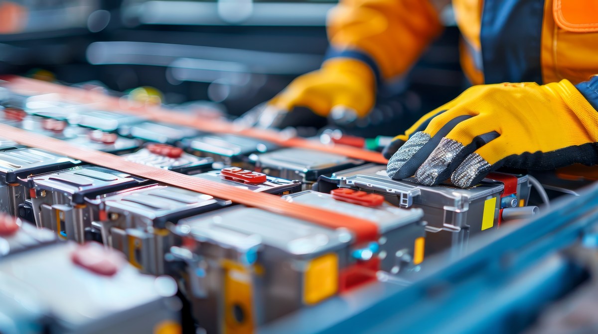 Batterien eines Elektroautos werden überprüft. (KI-generiertes Bild)