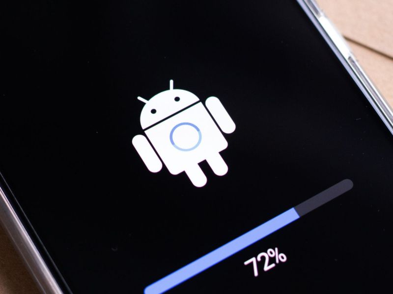 Ein Handy, das ein Update durchführt.