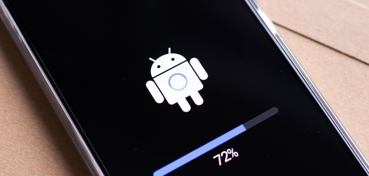 Ein Handy, das ein Update durchführt.