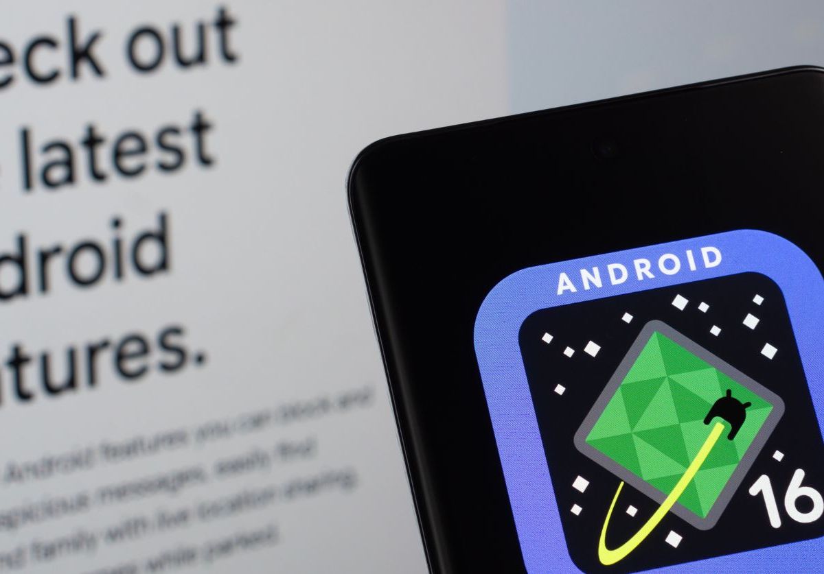 Android 16-Logo auf einem Smartphone.