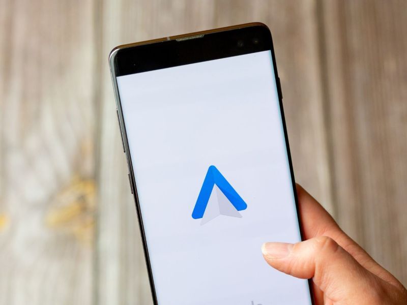 Android Auto-App wird auf einem Handy angezeigt.