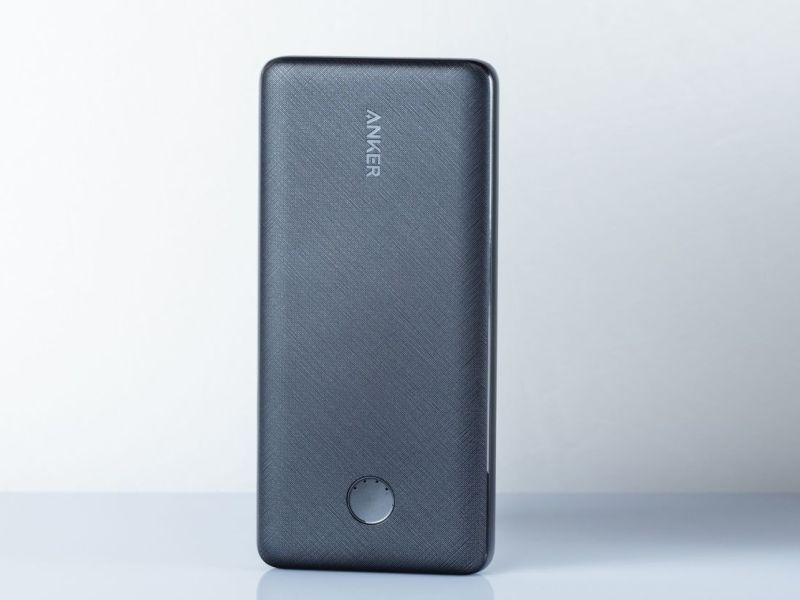 Powerbank vor neutralem Hintergrund.