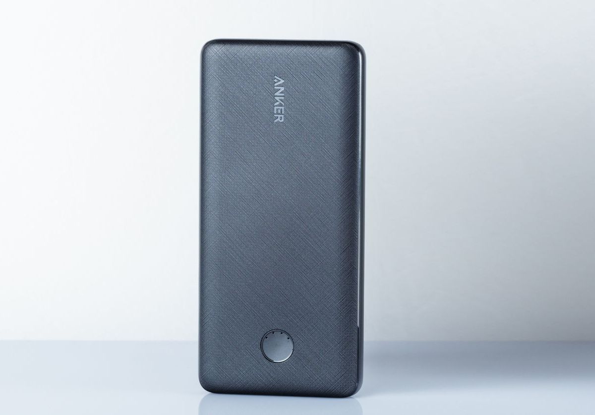 Powerbank vor neutralem Hintergrund.