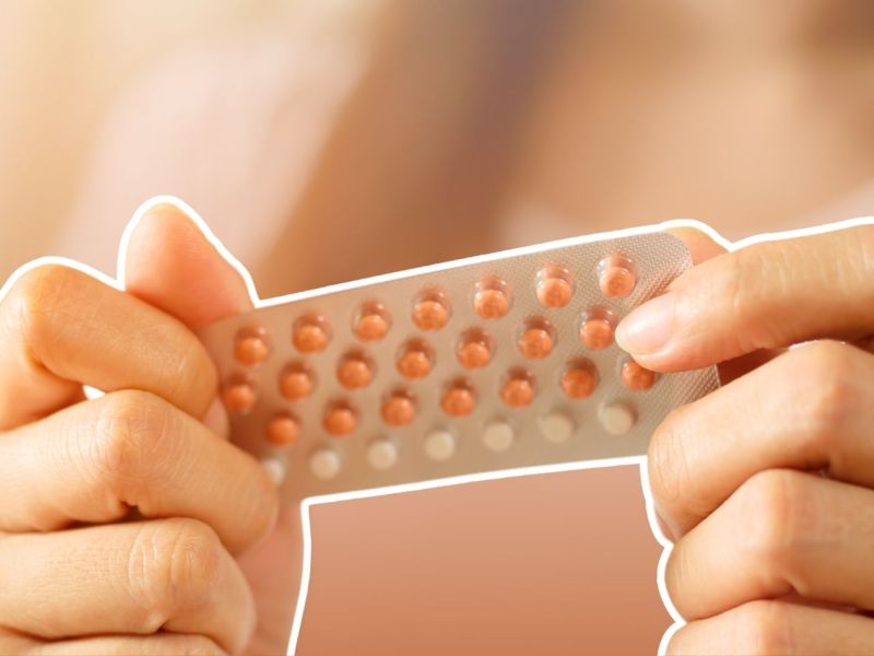 Frau hält Streifen mit Antibabypille
