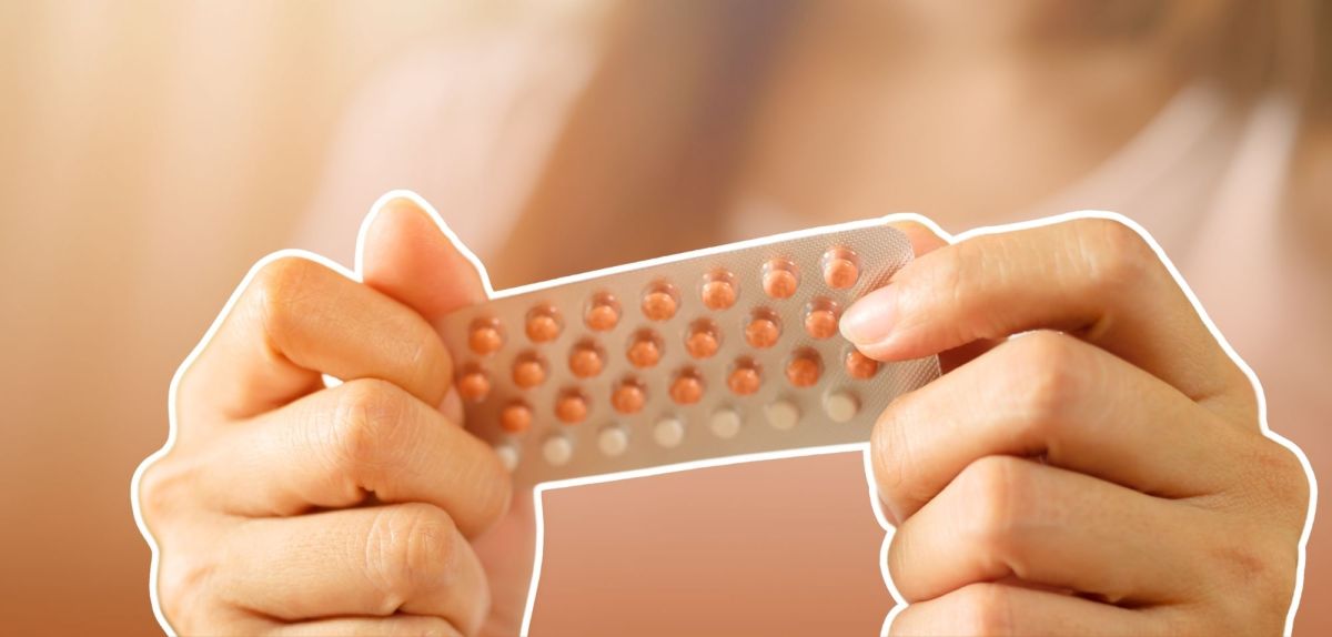 Frau hält Streifen mit Antibabypille
