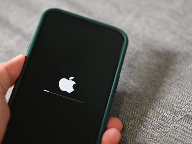 iPhone, das in einer Hand gehalten wird.