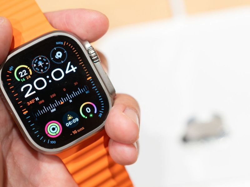 Person hält Apple Watch Ultra in der Hand