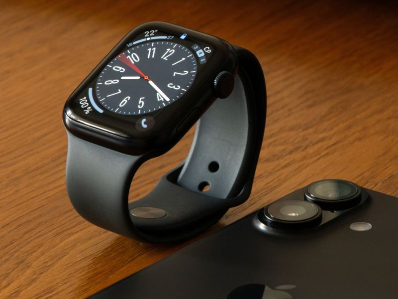 Apple Watch liegt neben einem iPhone