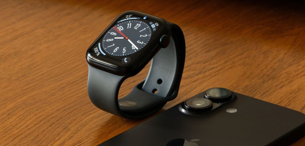 Apple Watch liegt neben einem iPhone