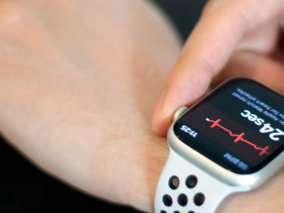 Apple Watch wird bedient.