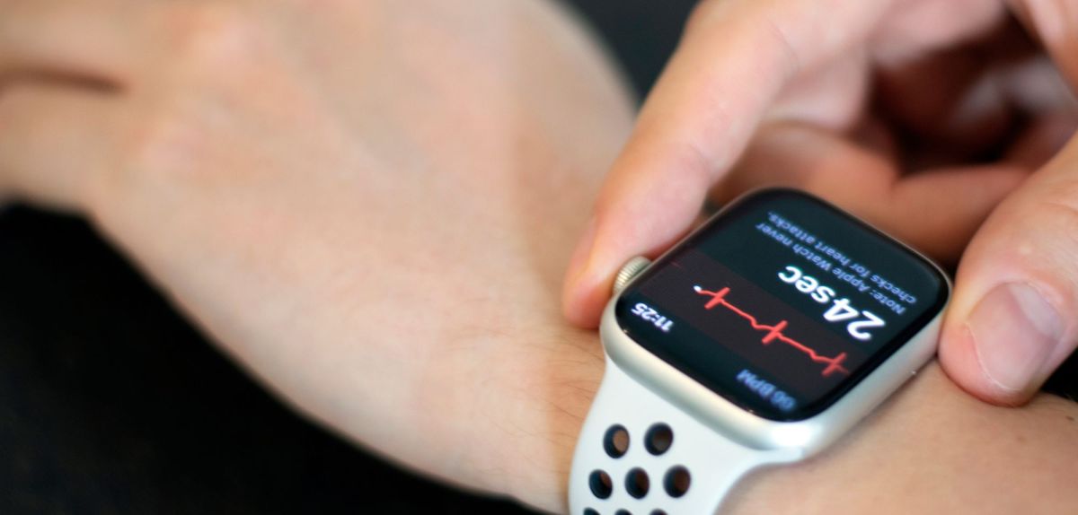 Apple Watch wird bedient.