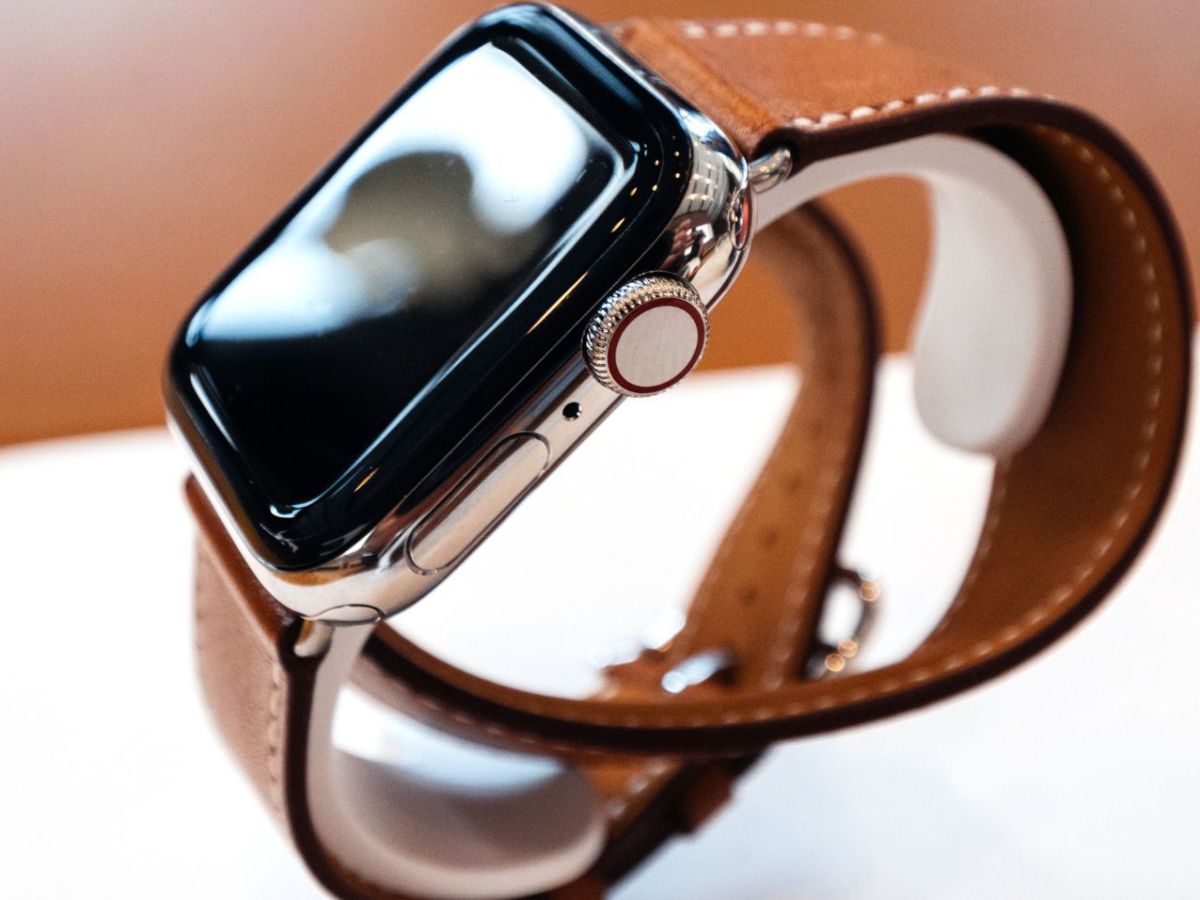 Eine Apple Watch mit Lederarmband.
