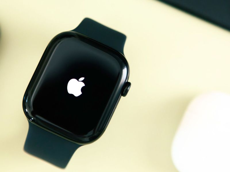 Apple Watch mit Apple-Logo auf dem Display.