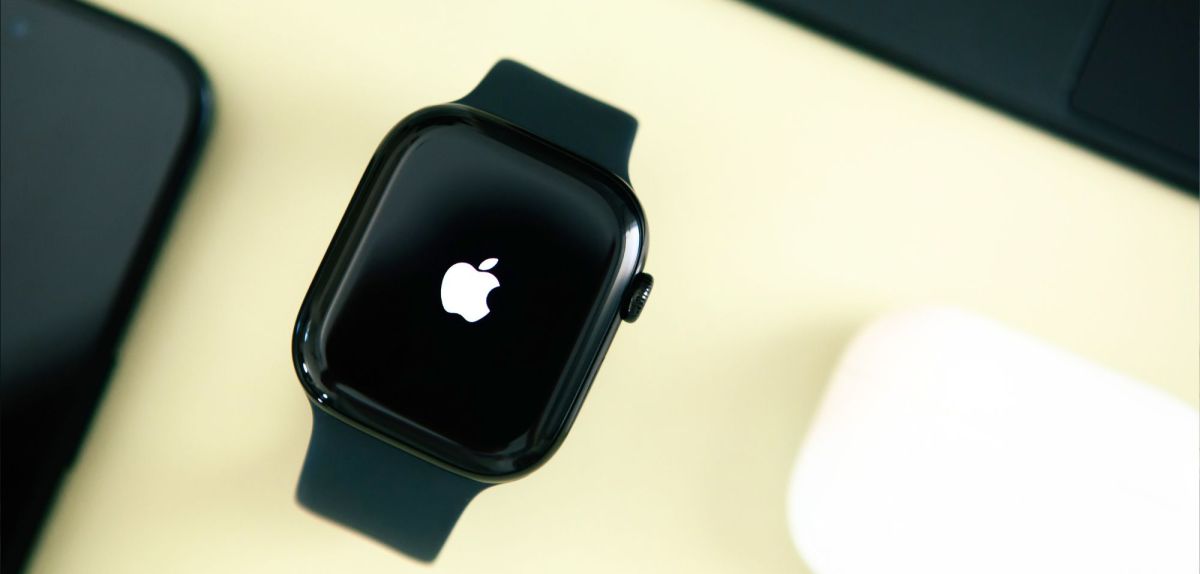 Apple Watch mit Apple-Logo auf dem Display.