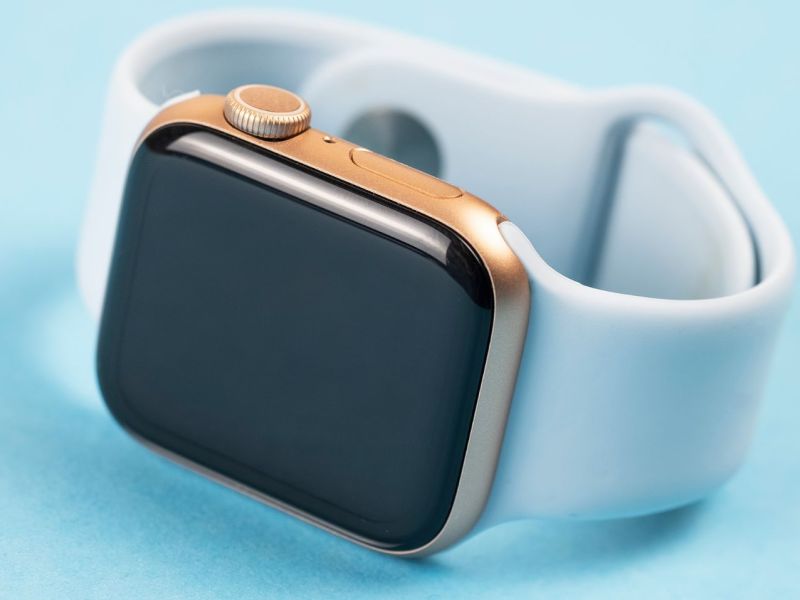 Apple Watch liegt auf einem blauen Hintergrund.