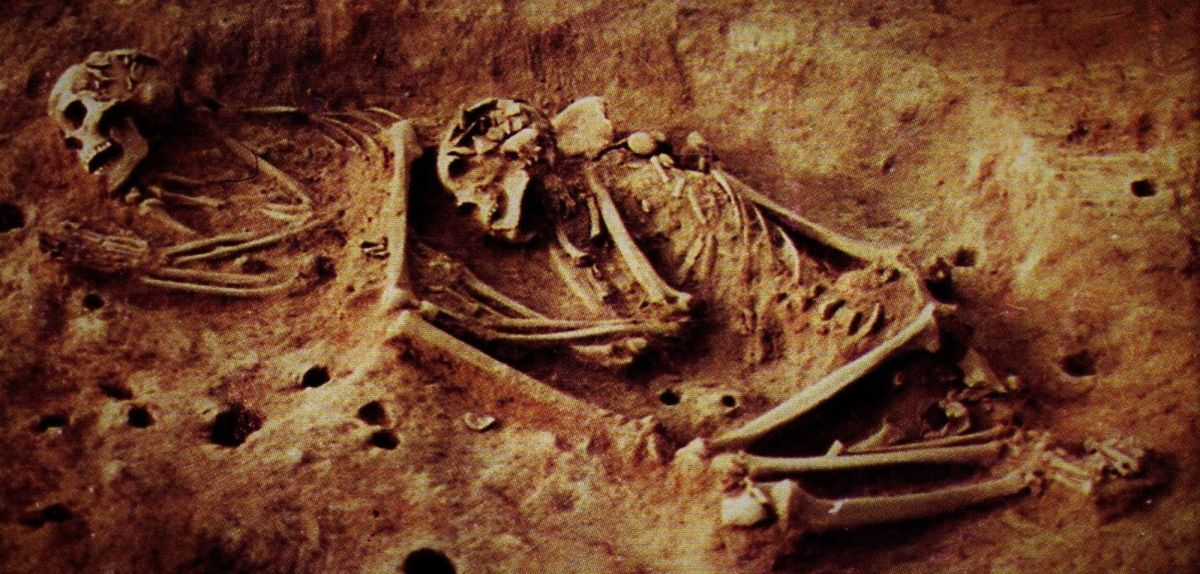 Skelette zweier Jäger- und Sammlerindividuen, die in der archäologischen Stätte von Checua (Bogotá Altiplano) ausgegraben wurden