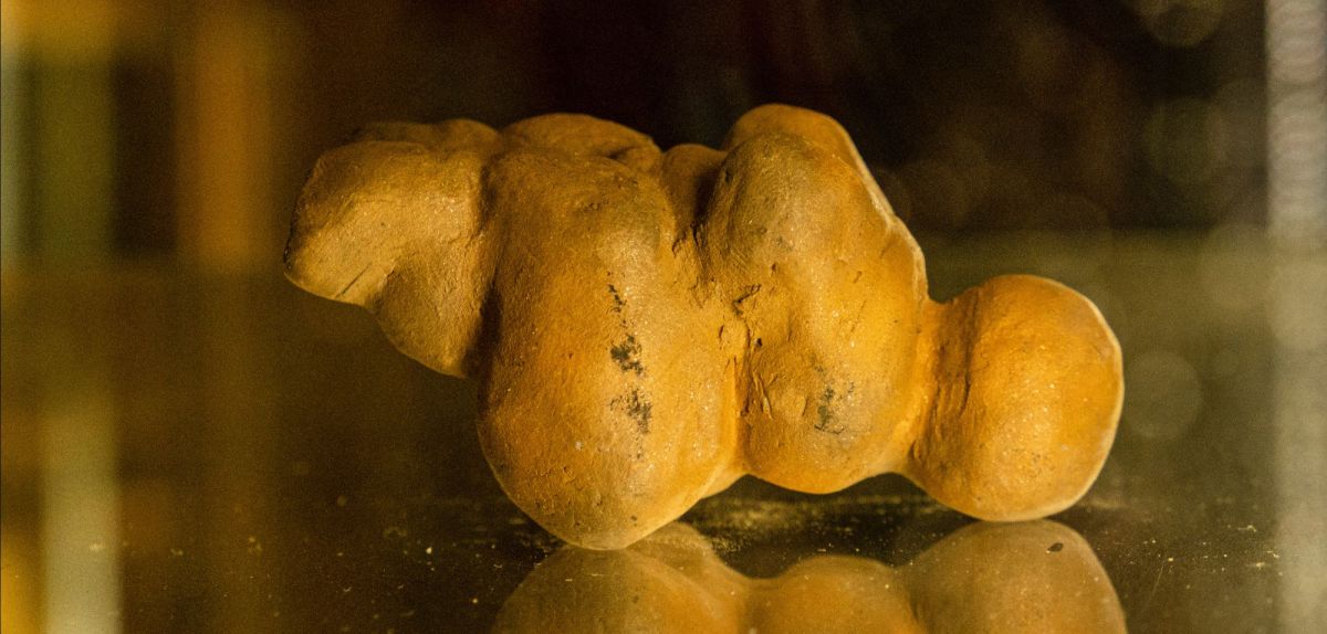 Venusfigur auf dem Rücken liegend. (Symbolbild)