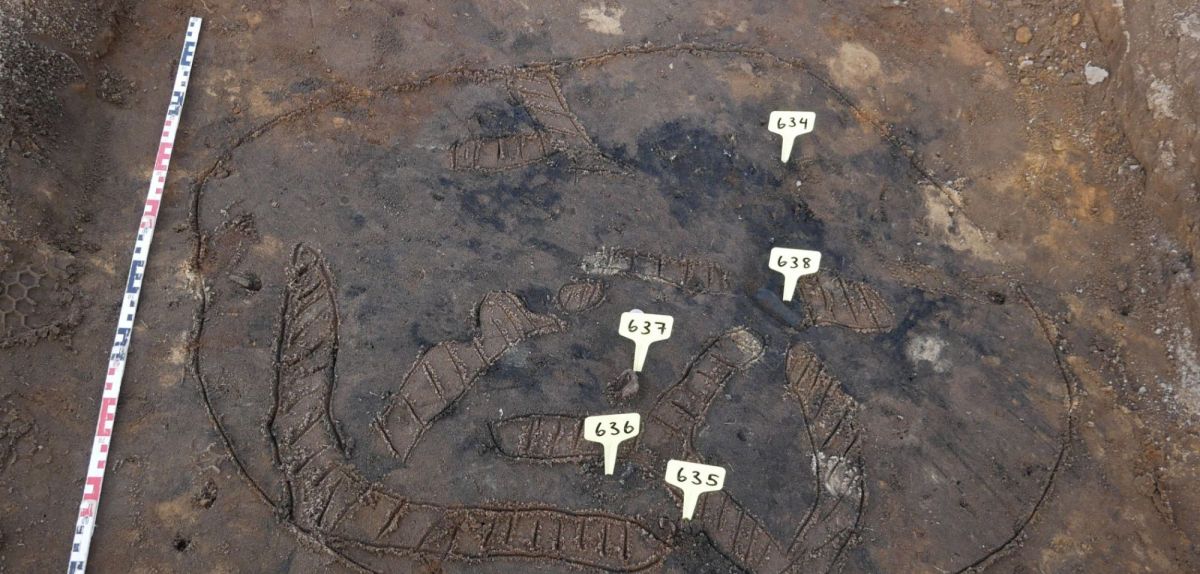 Einige Spuren im Boden von einem archäologischen Fund.