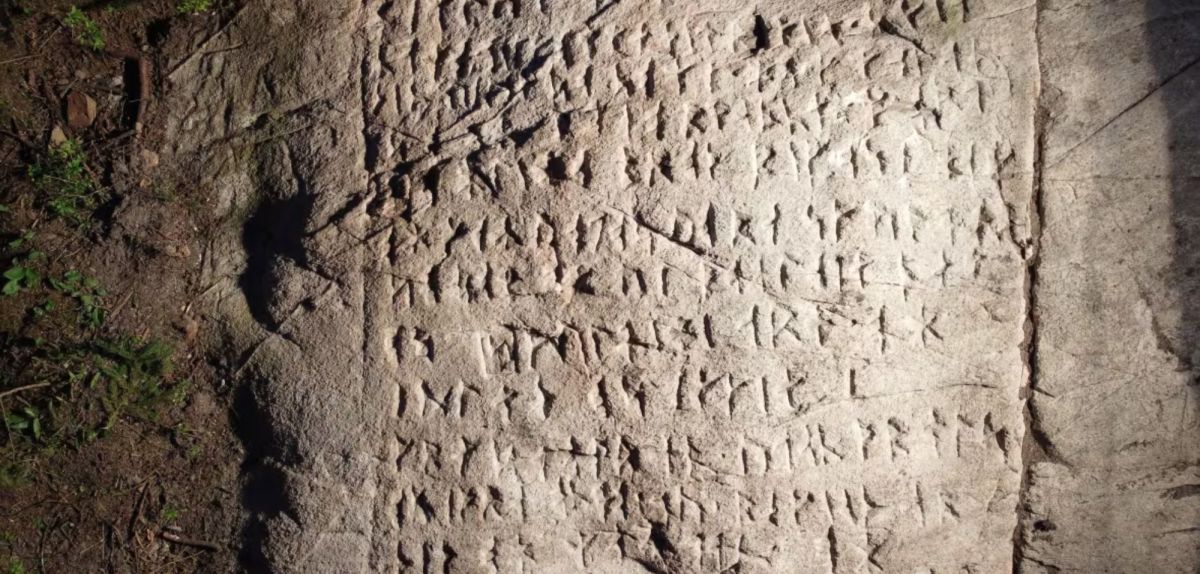 Eine Runentafel als archäologischer Fund.