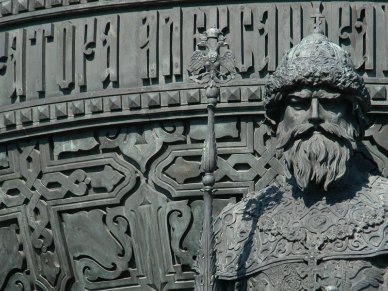 Ivan III. als Statue, die mit dem archäologischen Fund verbunden ist.