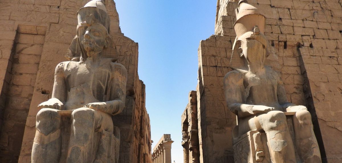 Ägyptische Statuen als archäologischer Fund.