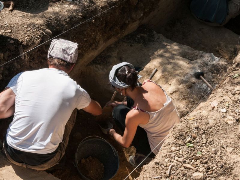 Forscher untersuchen einen archäologischen Fund.