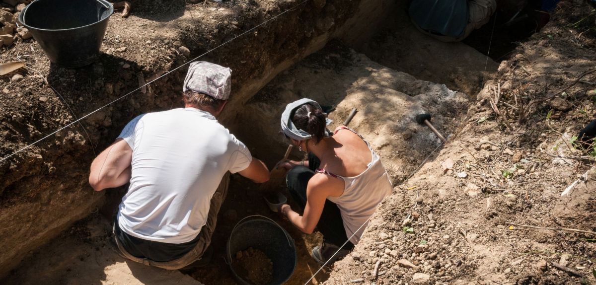 Forscher untersuchen einen archäologischen Fund.
