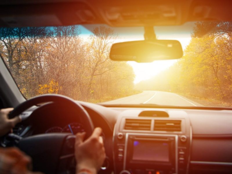 Sonne scheint frontal ins Auto