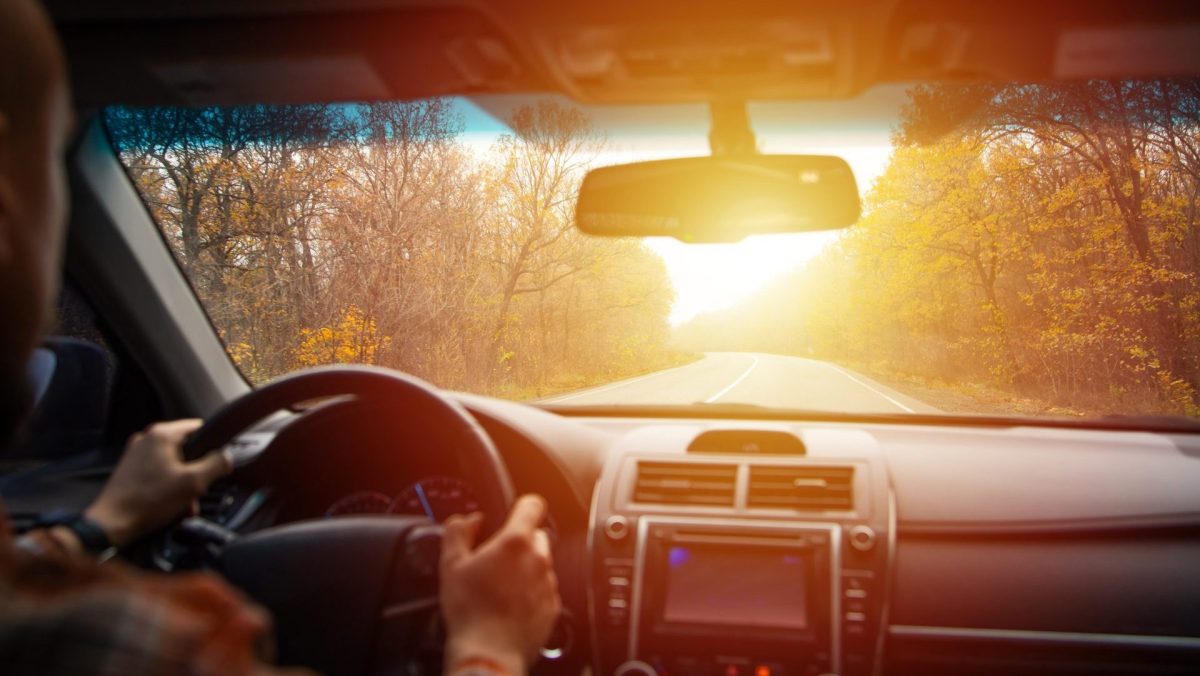 Sonne scheint frontal ins Auto