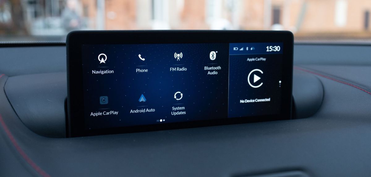 Apple CarPlay wird auf einem Fahrzeug-Display angezeigt.