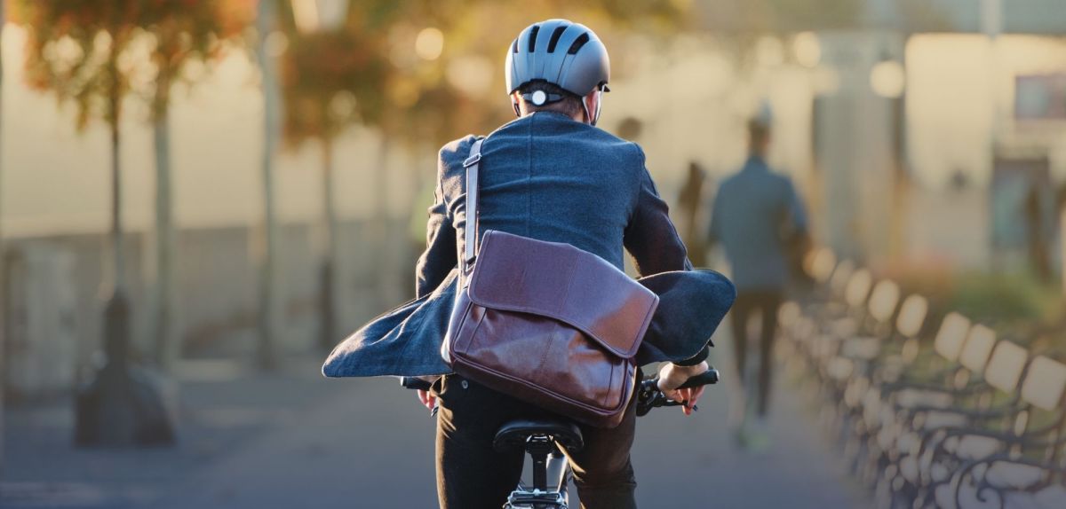Person auf einem Fahrrad, von hinten fotografiert.