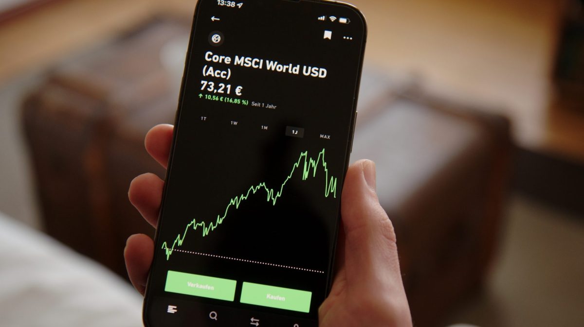 Trade Republic und Co.: 1.000 Euro im Monat einnehmen? So viel musst du dafür investieren