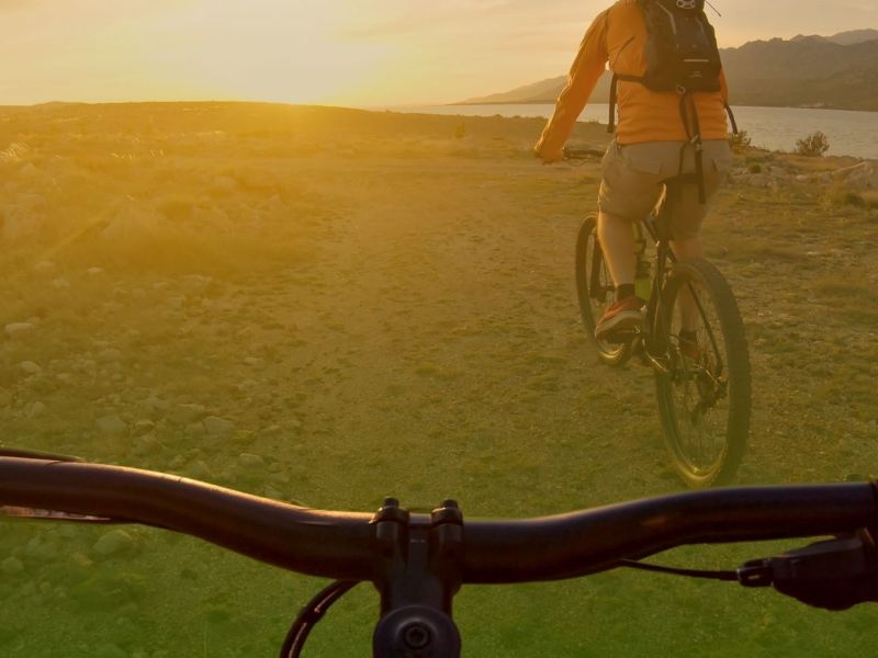 POV einer Person auf einem Fahrrad.