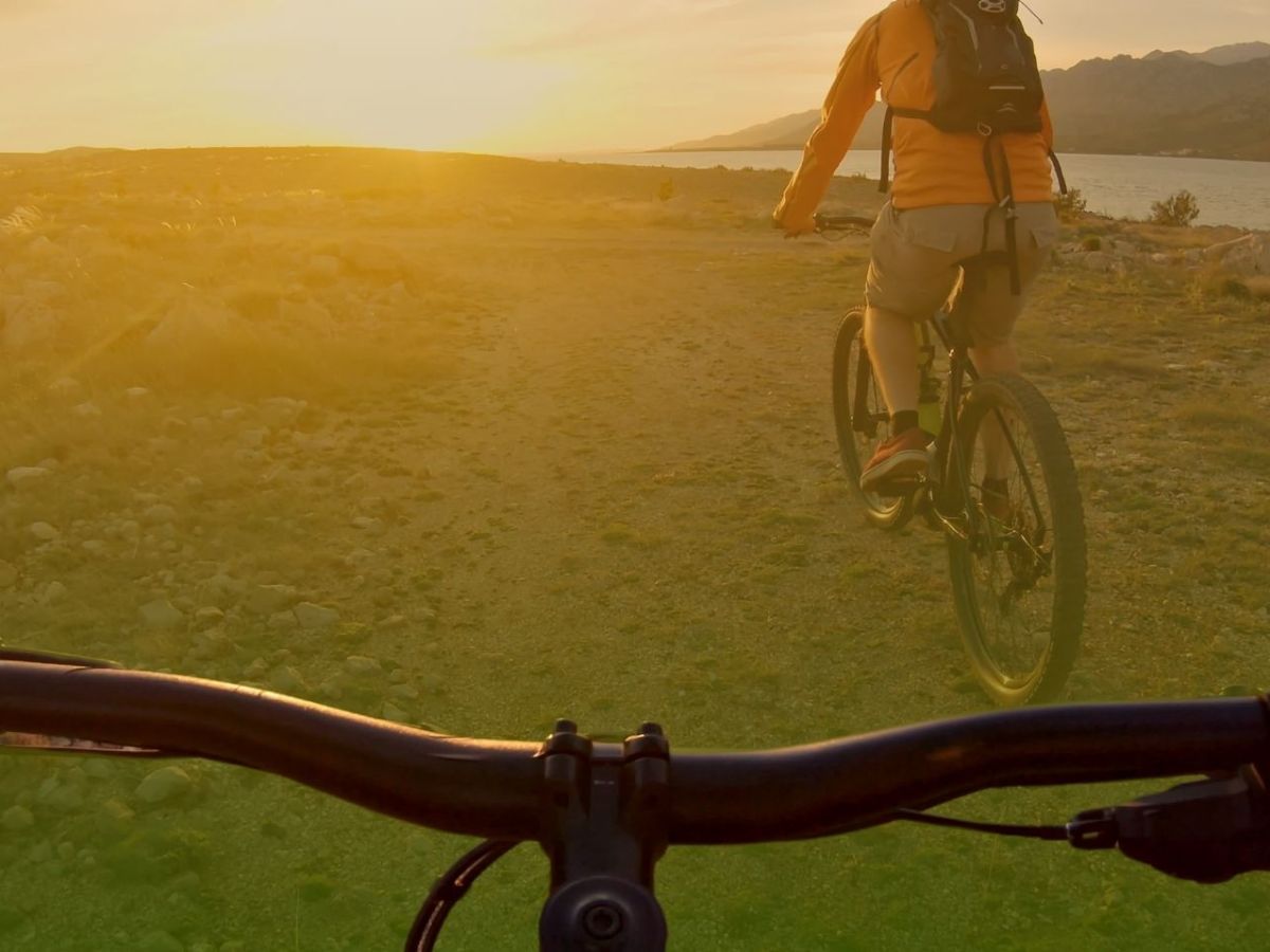 Trekking E-Bike mit 135 km Reichweite jetzt 48 % günstiger bei Rebike