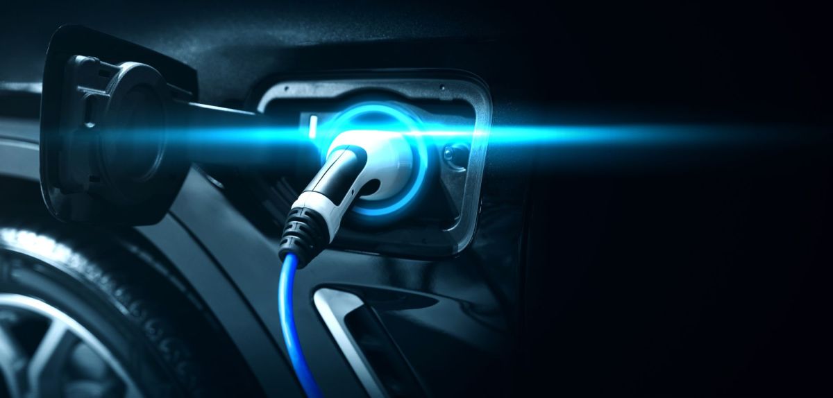 Elektroauto beim Aufladen.